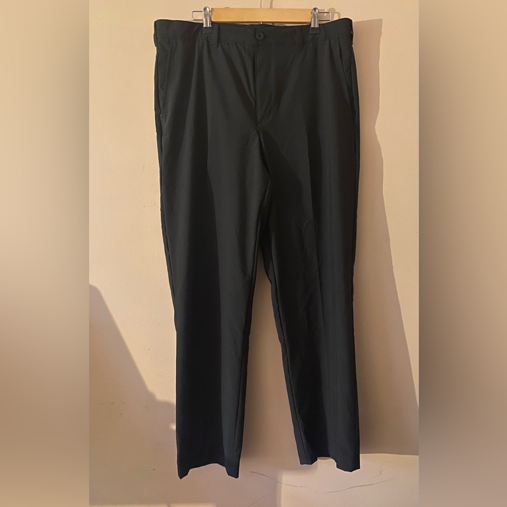 Men’s Black Izod GOLF Pants Size 36x32. Flat Front Poly/Spandex
